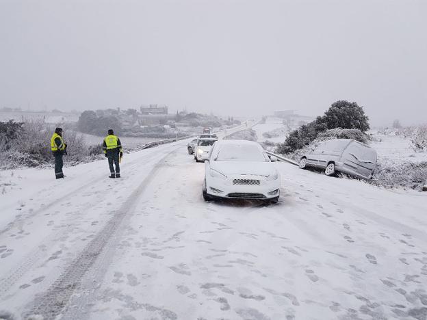 La intensa nevada que cayó entre Ábalos y Samaniego
provocó salidas de vía y la carretera estuvo cortada
durante dos horas y media. :: gorka arguijo