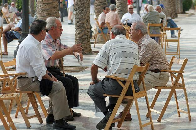 Varios grupos de jubilados conversan en una de las calles más populares de Alicante. :: c. rodríguez