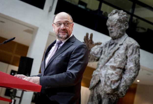 Martin Schulz, durante la rueda de prensa que ofreció ayer, con la estatua del histórico lider del SPD Willy Brandt de fondo. :: Kay Nietfeld / afp