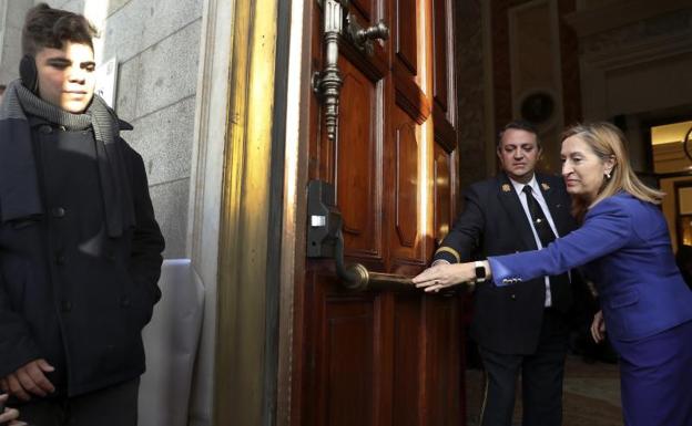 Ana Pastor abre la puerta para recibir a Alberto.