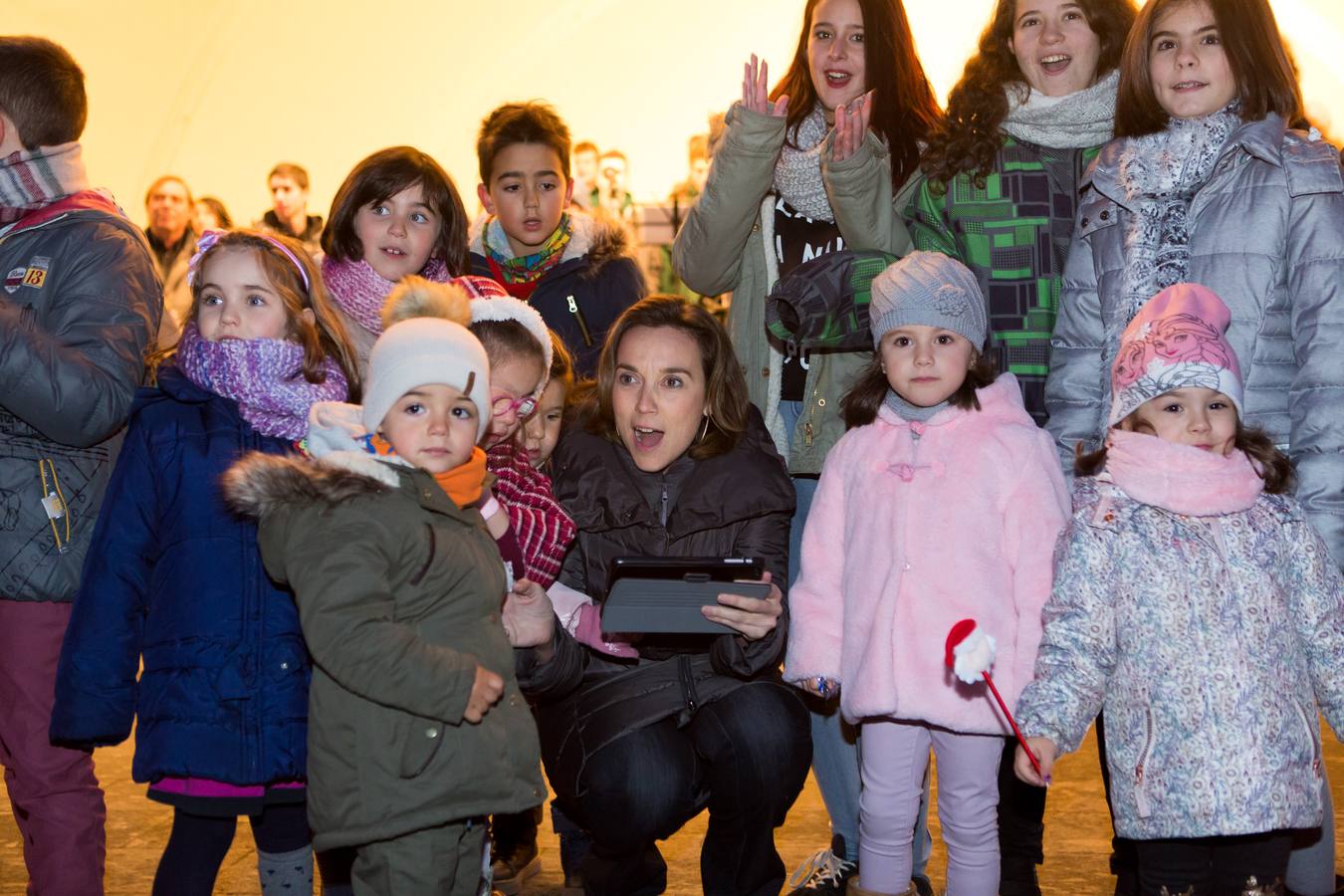 Logroño ya vuelve a brillar por Navidad. Este sábado, 2 de diciembre, los más pequeños han vuelto a ser los protagonistas del encendido de las luces de Navidad acompañados por la alcaldesa de Logroño, Cuca Gamarra.