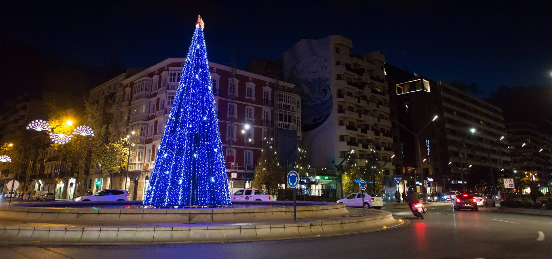 Logroño ya vuelve a brillar por Navidad. Este sábado, 2 de diciembre, los más pequeños han vuelto a ser los protagonistas del encendido de las luces de Navidad acompañados por la alcaldesa de Logroño, Cuca Gamarra.