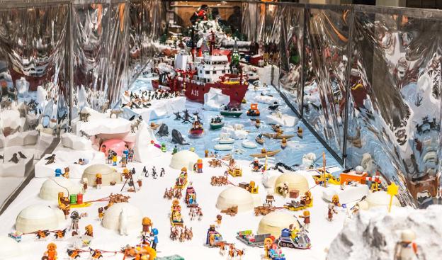El belén Playmobil se enmarca este año en un paisaje polar, que dejará 'helados' a los visitantes que se acerquen hasta el claustro. :: albo
