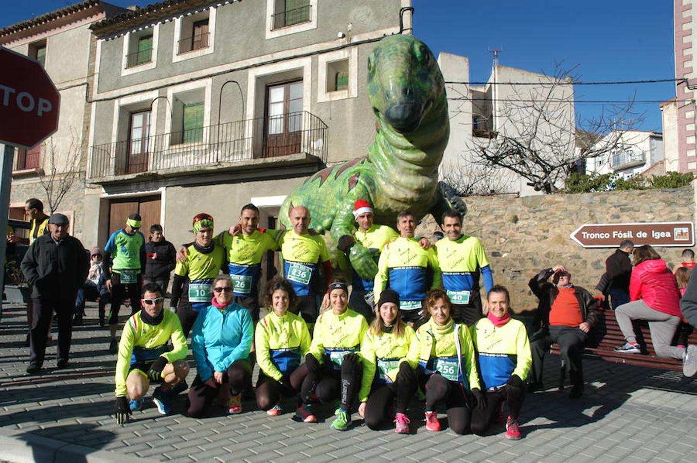 Este domingo se ha celebrado la V Carrera 'Entre dinosaurios' villa de Igea. El frío no ha sido un impedimento para los atletas.