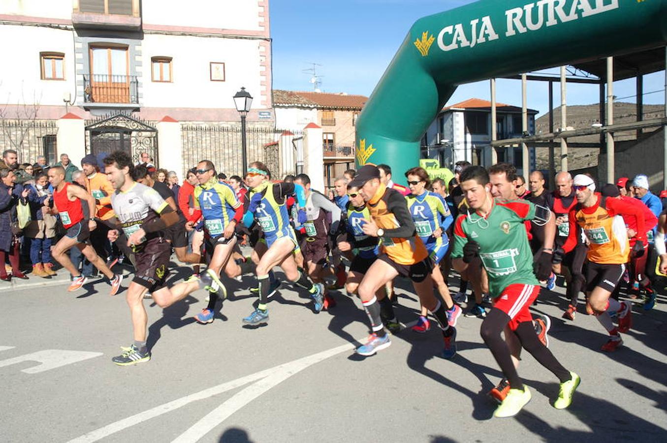 Este domingo se ha celebrado la V Carrera 'Entre dinosaurios' villa de Igea. El frío no ha sido un impedimento para los atletas.