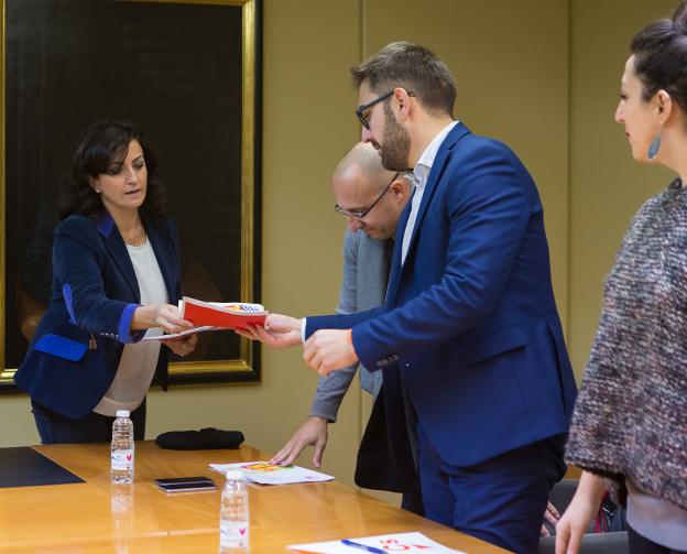 Andreu entrega a Ubis el documento base del PSOE. :: sonia tercero
