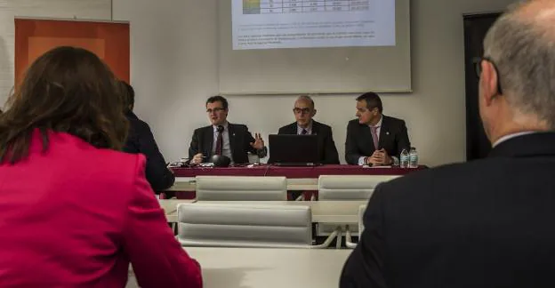 Ernesto Gómez Tarragona (decano), Juan Carlos Ayala (cátedra Empresa Familiar) y Román Palacios, presidente de la AREF. :: justo rodríguez
