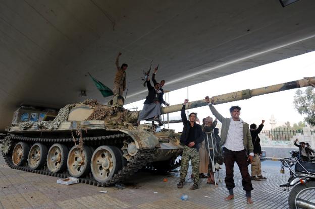 Rebeldes hutíes gritan consignas en las inmediaciones de la casa del expresidente yemení, Ali Abdulá Saleh. :: Yahya Arhab / efe