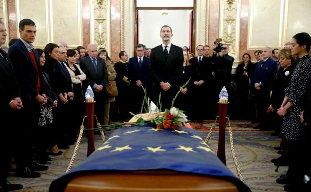 El rey Feilpe VI en la capilla ardiente del expresidente del Congreso, Manuel Marín.