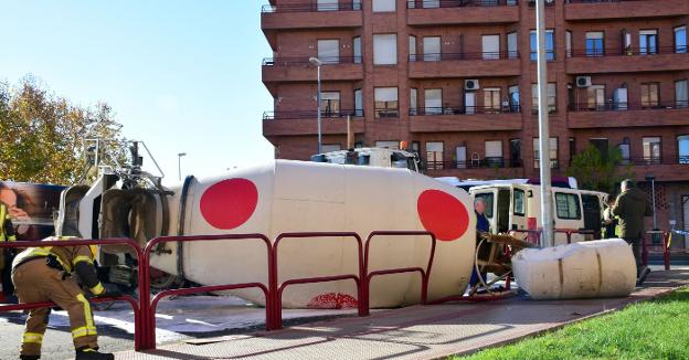 La hormigonera descansa sobre el asfalto de la calle Piqueras. :: miguel herreros