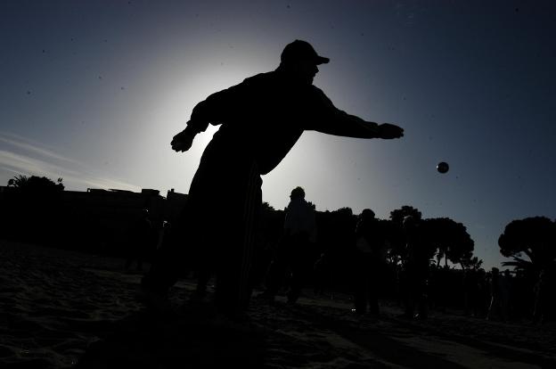 Varios jubilados juegan a la petanca en Mallorca. :: m. mielniezuk