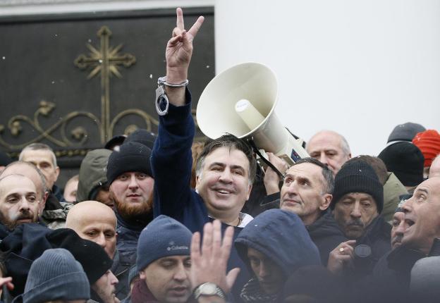 Saakashvili hace el gesto de la victoria tras ser liberado por sus seguidores. :: G. G. / reuters