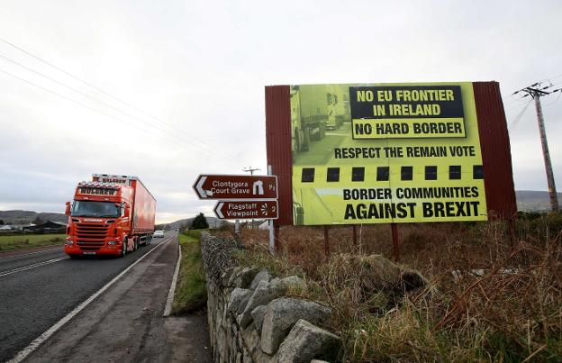 Carteles contra la creación de puestos fronterizos recuerdan el voto mayoritariamente 'anti-brexit' en Irlanda del Norte. :: paul faith / AFP
