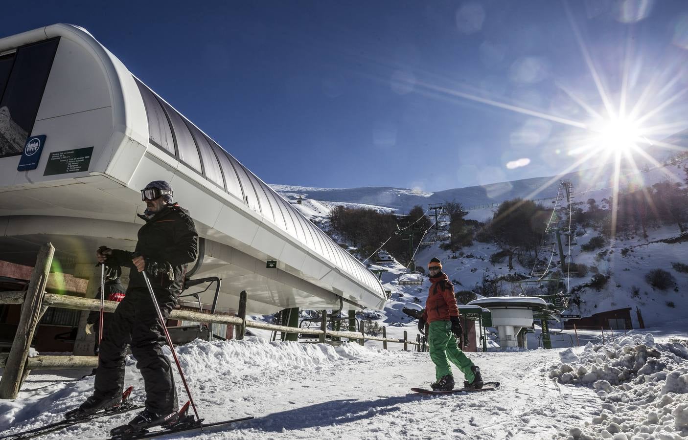 La estación riojana abrió sus instalaciones para el deporte este martes y espera la visita de numerosos esquiadores este puente