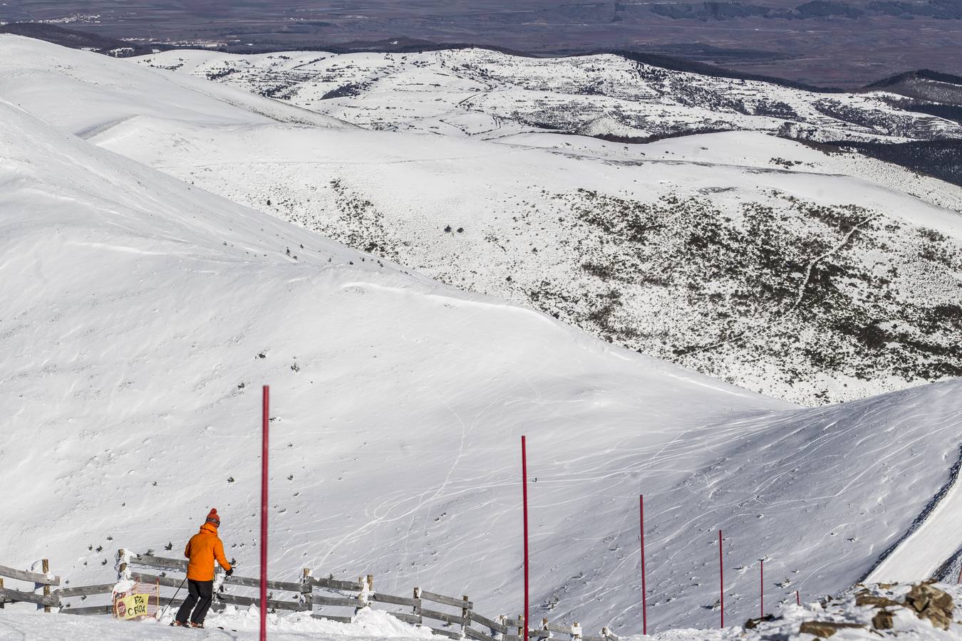 La estación riojana abrió sus instalaciones para el deporte este martes y espera la visita de numerosos esquiadores este puente