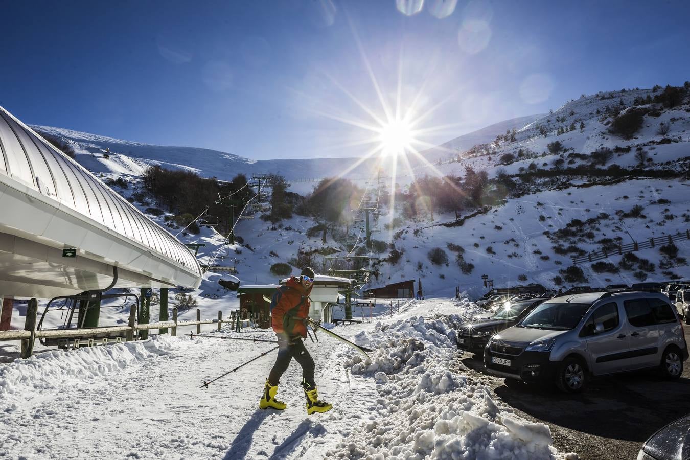 La estación riojana abrió sus instalaciones para el deporte este martes y espera la visita de numerosos esquiadores este puente