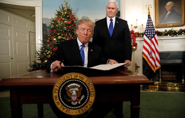 Trump firma en presencia del vicepresidente Mike Pierce la orden presidencial para el traslado de la embajada. :: Kevin Lamarque / reuters