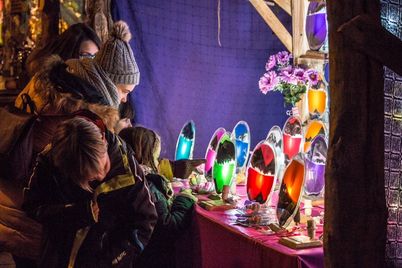 Cuando cayó la noche de este miércoles se pudo seguir disfrutando de los mercados y los espectáculos. Esta mañana, la localidad continuaba recibiendo a los turistas