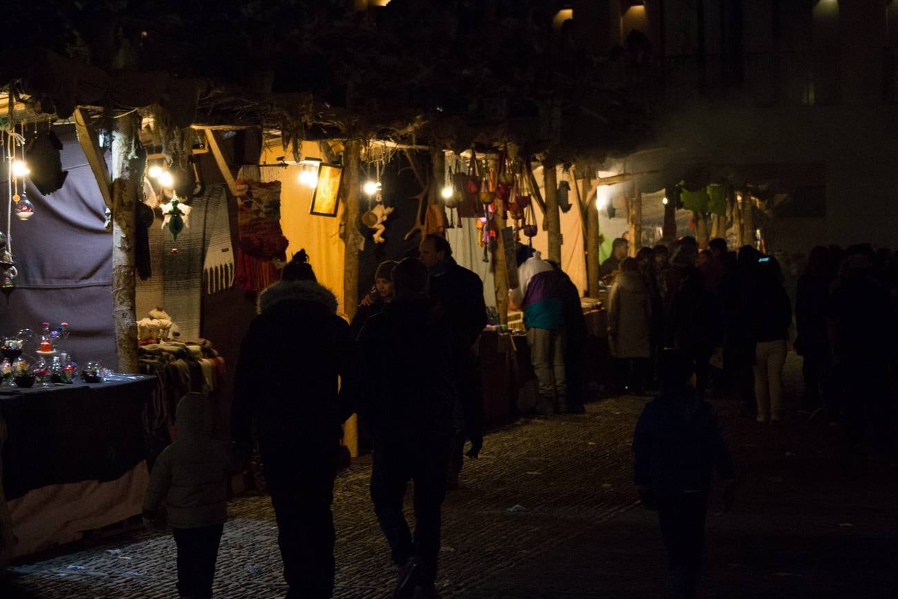 Cuando cayó la noche de este miércoles se pudo seguir disfrutando de los mercados y los espectáculos. Esta mañana, la localidad continuaba recibiendo a los turistas