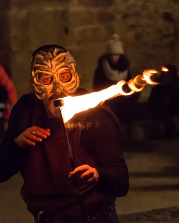 Cuando cayó la noche de este miércoles se pudo seguir disfrutando de los mercados y los espectáculos. Esta mañana, la localidad continuaba recibiendo a los turistas