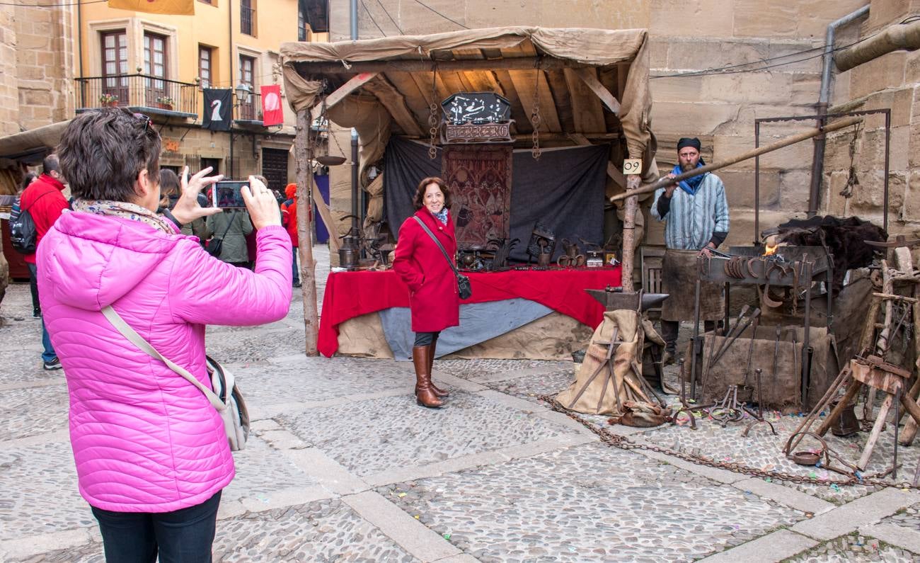 Cuando cayó la noche de este miércoles se pudo seguir disfrutando de los mercados y los espectáculos. Esta mañana, la localidad continuaba recibiendo a los turistas