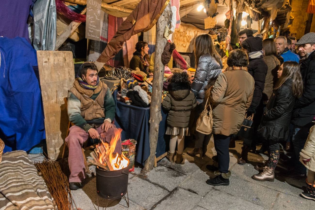 Cuando cayó la noche de este miércoles se pudo seguir disfrutando de los mercados y los espectáculos. Esta mañana, la localidad continuaba recibiendo a los turistas