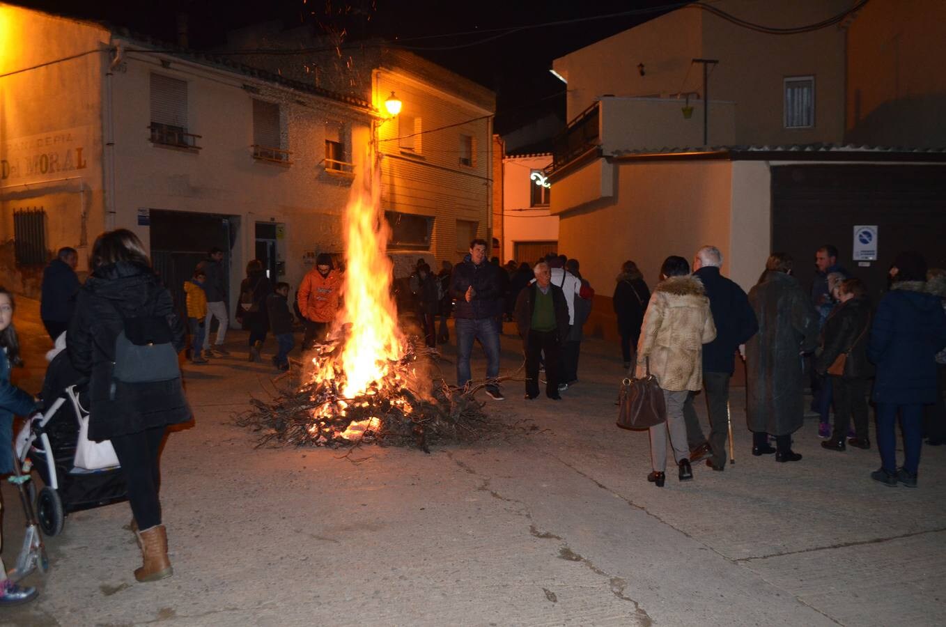 El fuego y las hogueras iluminaron este jueves la localidad, junto a las luces navideñas