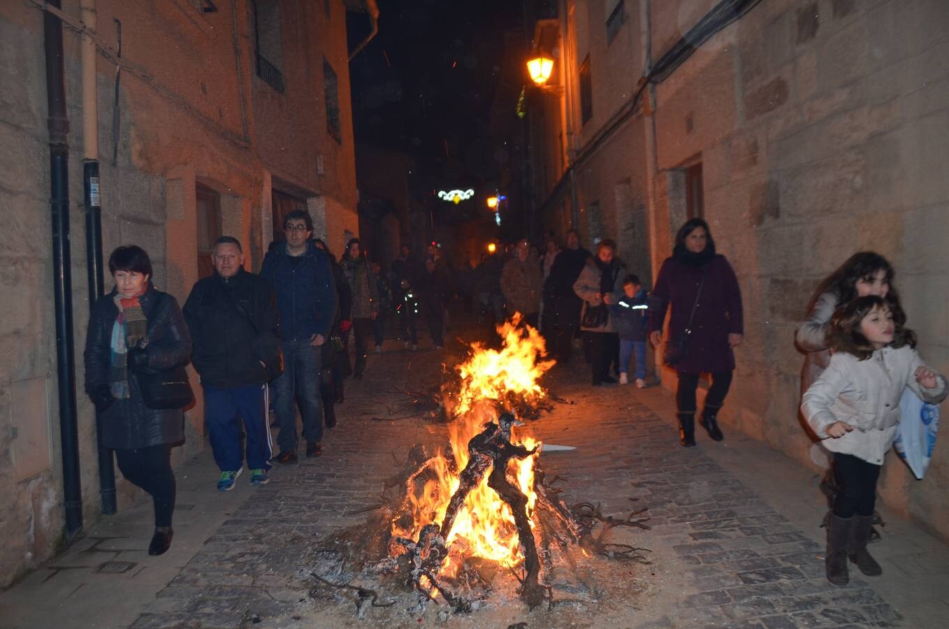 El fuego y las hogueras iluminaron este jueves la localidad, junto a las luces navideñas