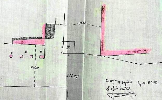 Plano de 1915. A la izquierda puede verse como la casa, alineada originalmente con la actual joyería/óptica (y donde se ubicó Viuda de Solano), ganó terreno para ‘enderezar’ el trazado de los nuevos soportales. 