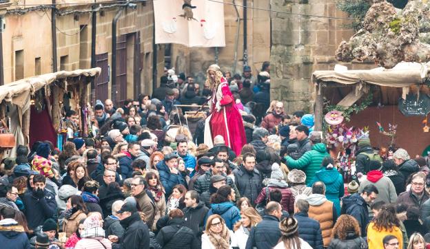La festividad de la Inmaculada acercó a la ciudad a miles de personas. En algunos momentos puntuales, ni los personajes de animación tuvieron fácil desempeñar su cometido 'atascados' en alguna de las calles. albo
