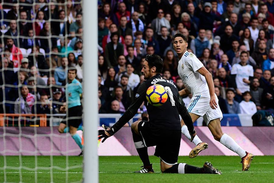 El Real Madrid golea al Sevilla por 5-0 en la primera parte del duelo correspondiente a la jornada 15. Nacho abrió la lata y Cristiano marcó un doblete. Kroos se sumó a la fiesta con un derechazo y Achraf anotó tras una carrera por banda derecha.
