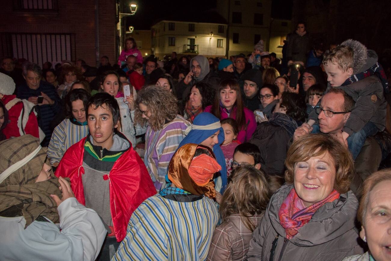 Encendido del árbol de Navidad de Grañón, realizado con 1.632 botellas de vino. La inauguración se ha aderezado con villancicos, degustación de caldo y patatas asadas, la representación del Nacimiento y un sorteo, entre otros actos. Un ambiente puramente navideño...