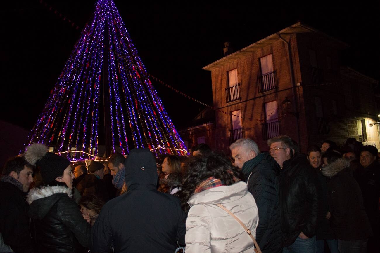 Encendido del árbol de Navidad de Grañón, realizado con 1.632 botellas de vino. La inauguración se ha aderezado con villancicos, degustación de caldo y patatas asadas, la representación del Nacimiento y un sorteo, entre otros actos. Un ambiente puramente navideño...