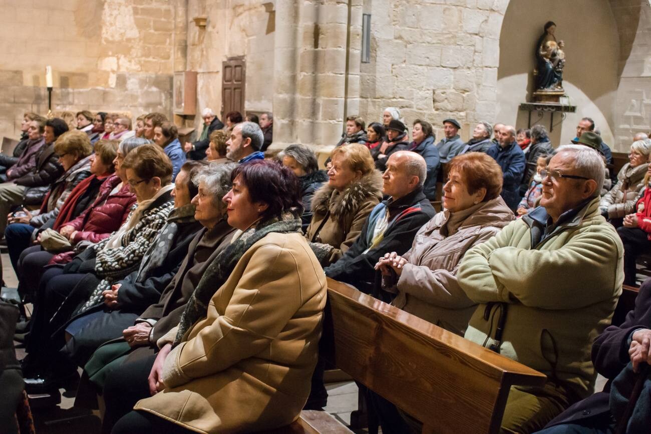 Encendido del árbol de Navidad de Grañón, realizado con 1.632 botellas de vino. La inauguración se ha aderezado con villancicos, degustación de caldo y patatas asadas, la representación del Nacimiento y un sorteo, entre otros actos. Un ambiente puramente navideño...