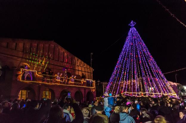 El árbol navideño con 1.632 botellas ya ilumina Grañón