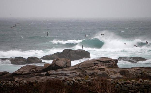 Vista del oleaje en la zona de Cabo Silleiro, en Baiona (Pontevedra).