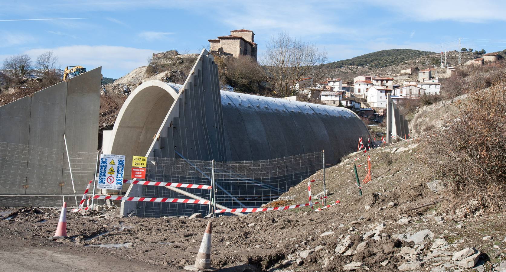 El municipio denuncia el impacto paisajístico que causa el embalse del Camero Viejo, a punto de concluir sus obras