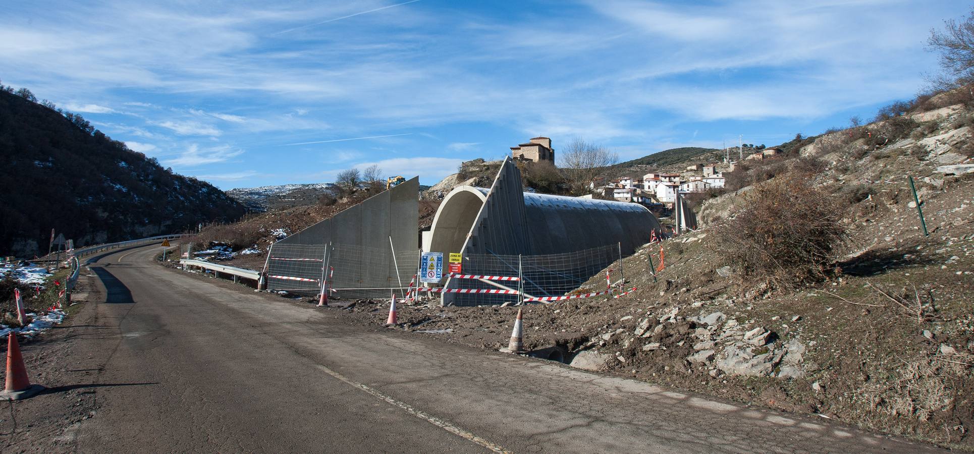 El municipio denuncia el impacto paisajístico que causa el embalse del Camero Viejo, a punto de concluir sus obras