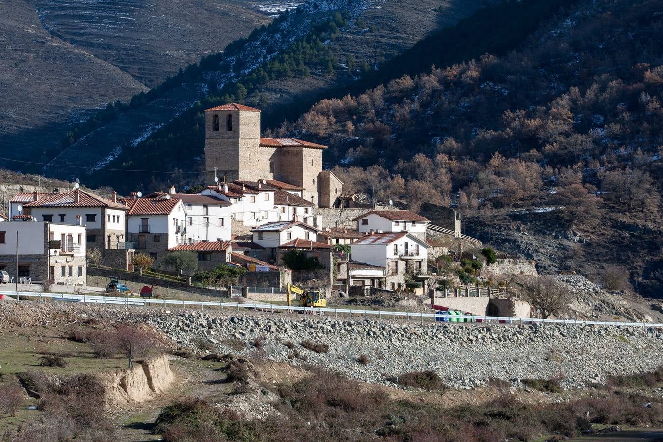 El municipio denuncia el impacto paisajístico que causa el embalse del Camero Viejo, a punto de concluir sus obras