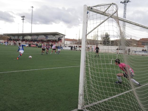 El Náxara logró la victoria gracias al penalti que transformó Emilio, cometido sobre Miguel. :: 