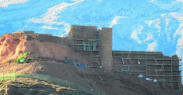 Los trabajos de consolidación del castillo se centran estas semanas en el muro verde y en la reconstrucción de mampostería. :: 