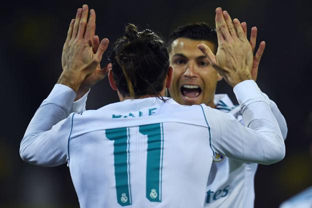 Cristiano felicita a Bale tras marcar un gol en Champions. :: afp