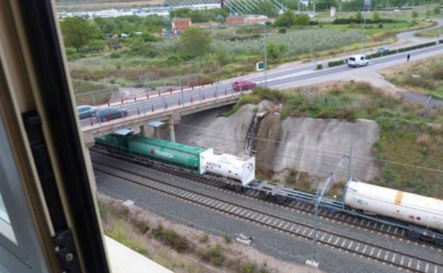 Un convoy con depósitos peligrosos se detiene en un tramo de la vía en el barrio de Los Lirios de Logroño. 