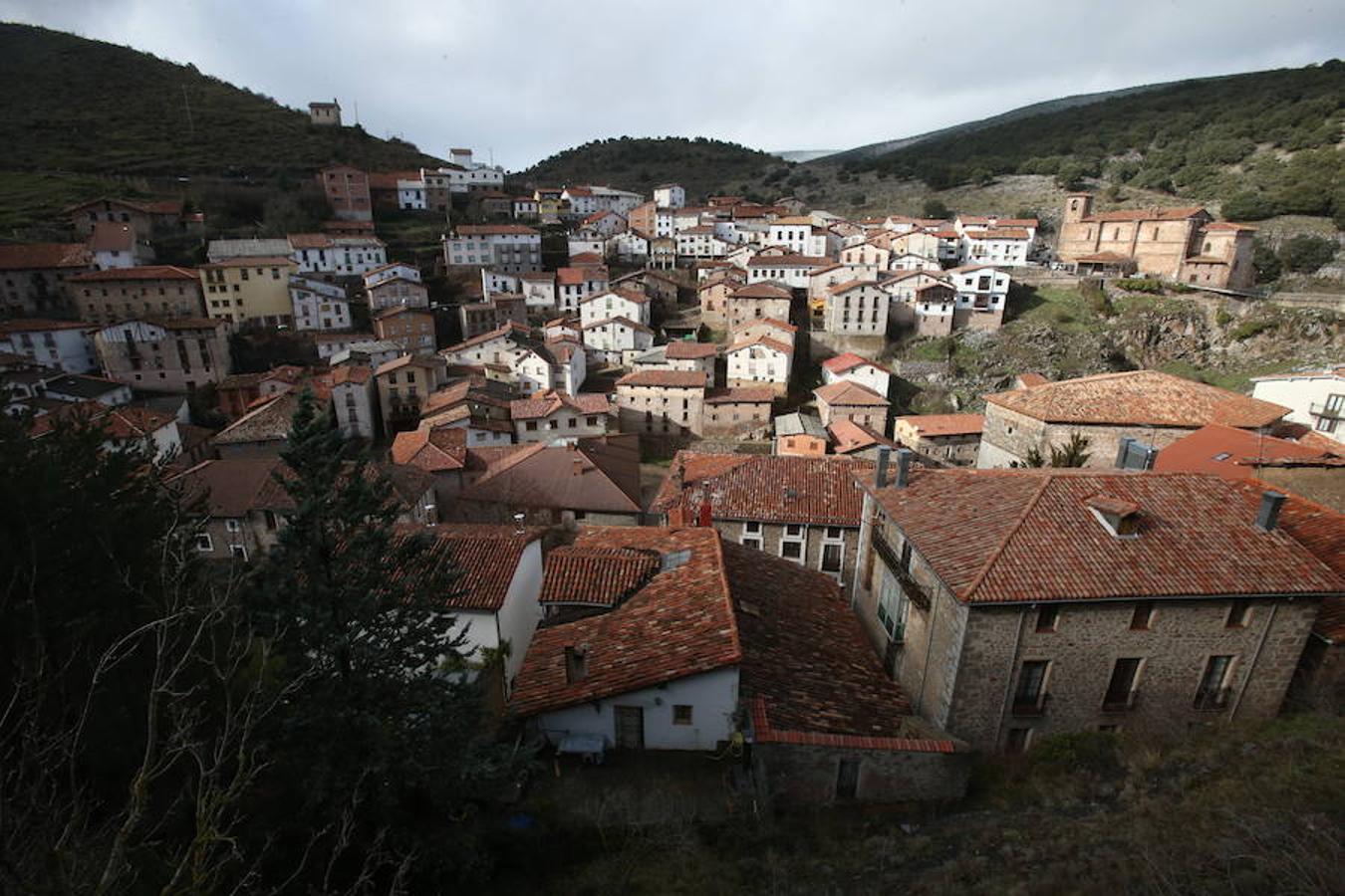 Que si la línea es vieja, que si el mal tiempo... El Ortigosa llevan décadas aguantando temporales a base de gas, pilas y leña, claro que las molestias son enormes y las pérdidas de los negocios, también. Los apagones son tradición en esta bella localidad serrana a nada que azote un pequeño temporal