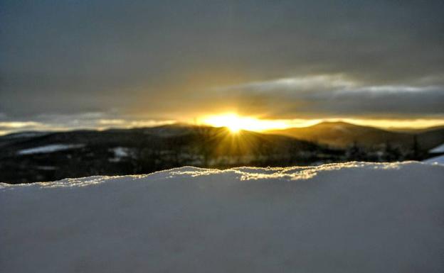 El sol se pone en El Rasillo nevado. 