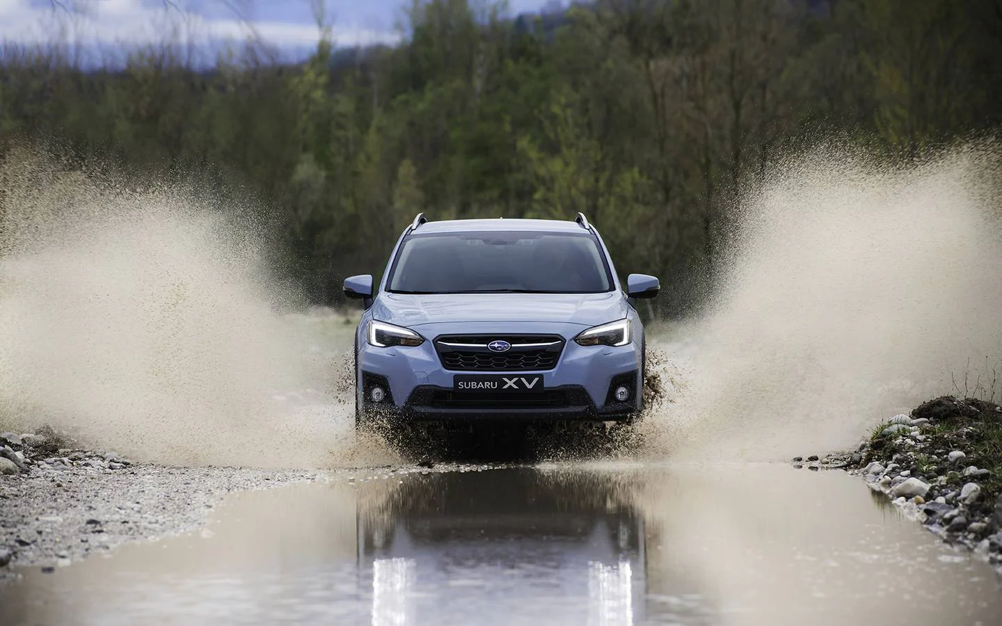 La segunda generación del Subaru XV empieza a venderse y las primeras unidades llegan a finales de año. Fiel a la tradición, equipa tracción a las cuatro ruedas, motor tipo bóxer y ahora solo se comercializa con cambio automático. La gama parte desde 21.900 euros que cuesta el 1.600.
