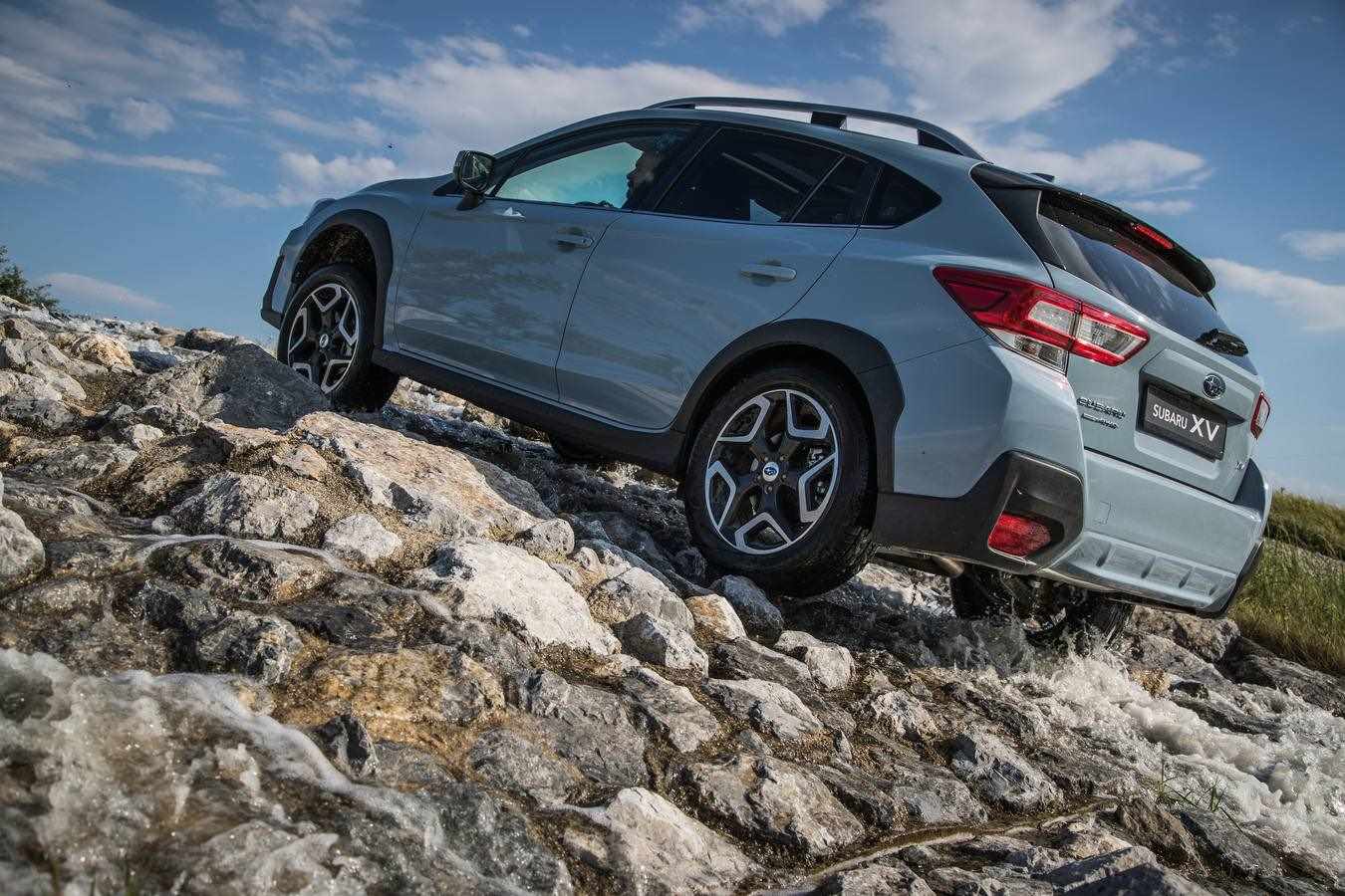 La segunda generación del Subaru XV empieza a venderse y las primeras unidades llegan a finales de año. Fiel a la tradición, equipa tracción a las cuatro ruedas, motor tipo bóxer y ahora solo se comercializa con cambio automático. La gama parte desde 21.900 euros que cuesta el 1.600.