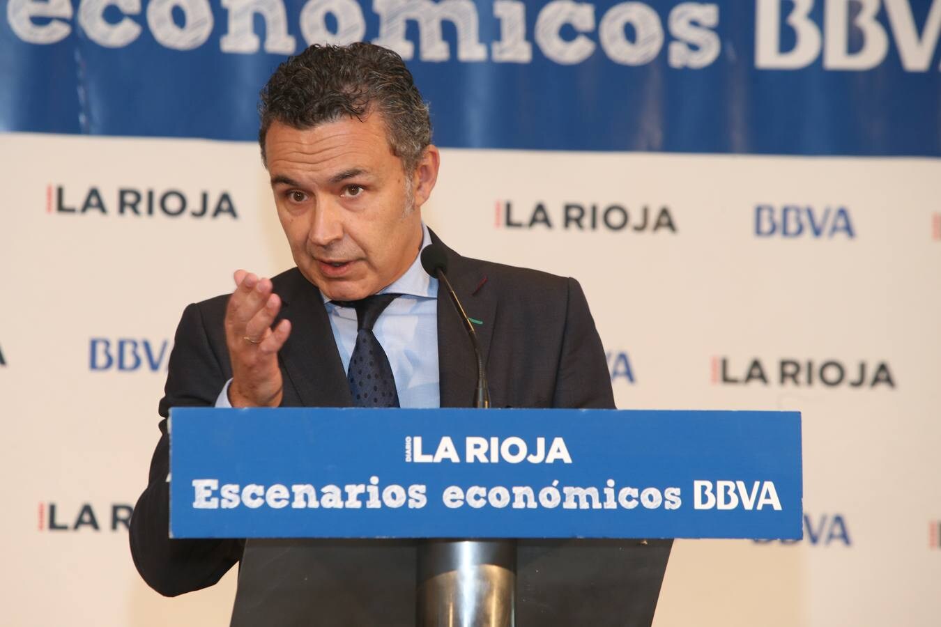 El experto del BBVA ofrece una charla en Bodegas Franco Españolas