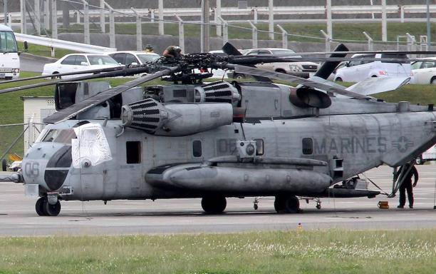 El helicóptero del incidente con la ventana cubierta con un adhesivo. 