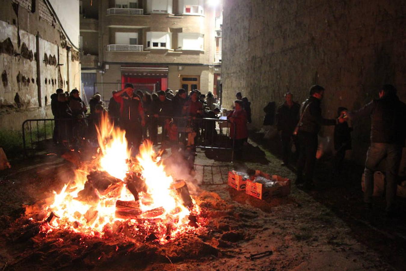 Las hogueras de Santa Lucía de Arnedo se vivieron con pasión y con el acercamiento vecinal a la lumbre reparadora del frío reinante.